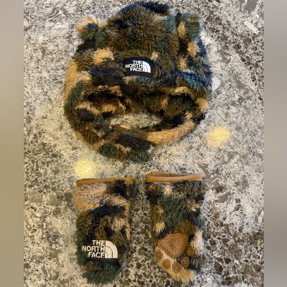 THE NORTH FACE Baby Bear Beanie and Baby Bear Suave Oso Mitt